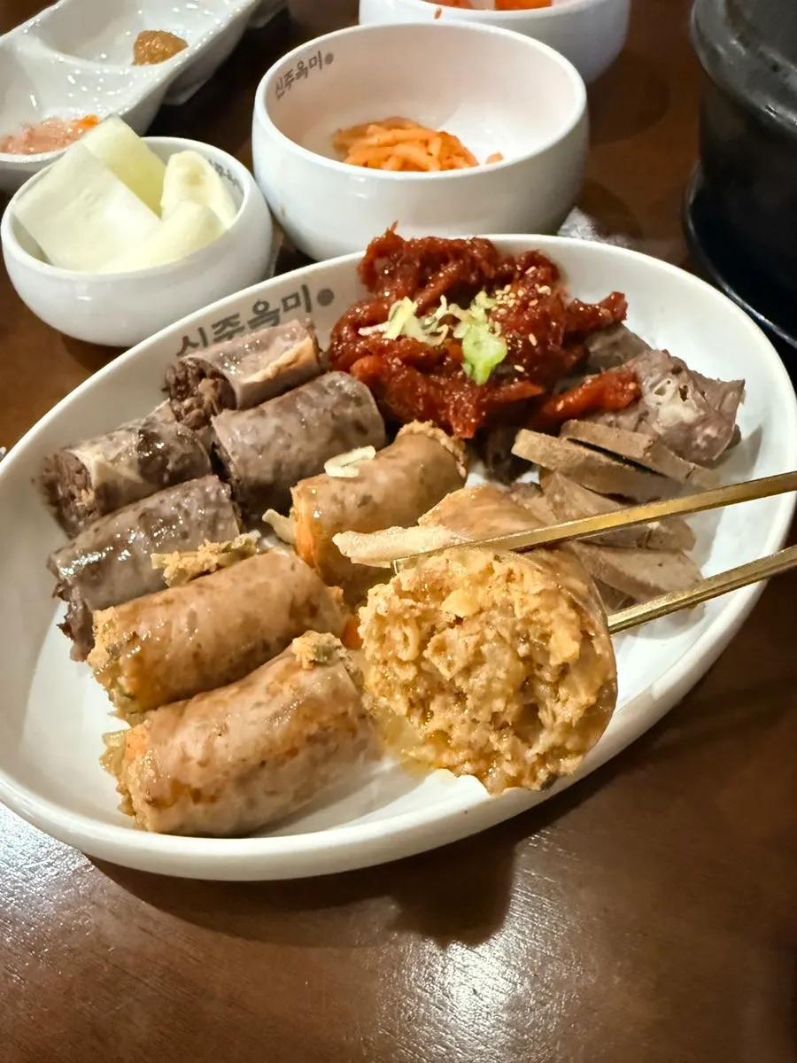소면을 즐기는 해장술국 한 그릇