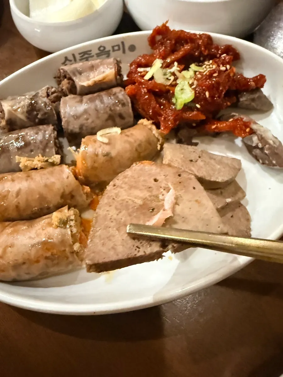 순대와 소면을 함께 담은 접시