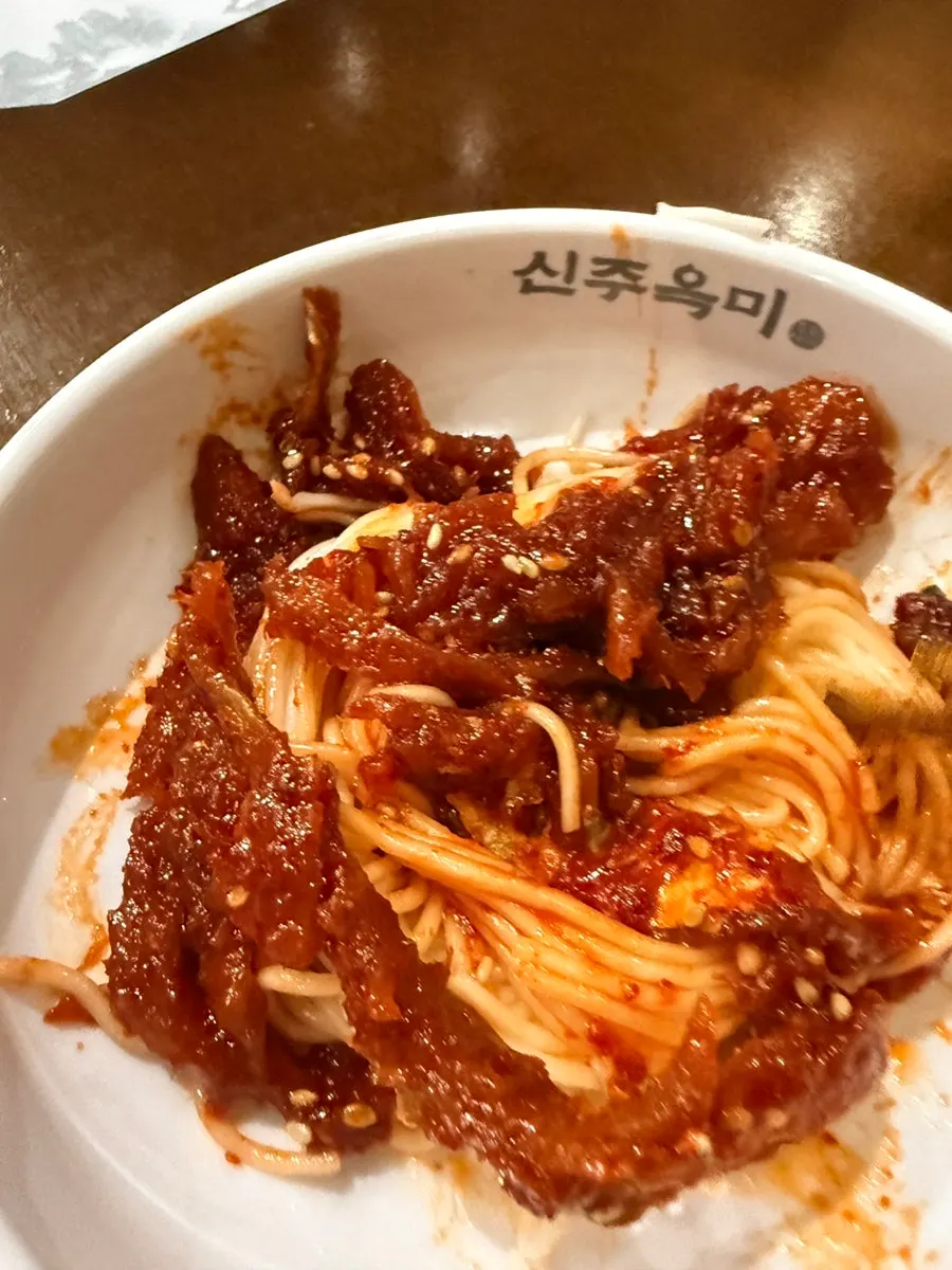 황태회무침을 소면에 비빈 모습