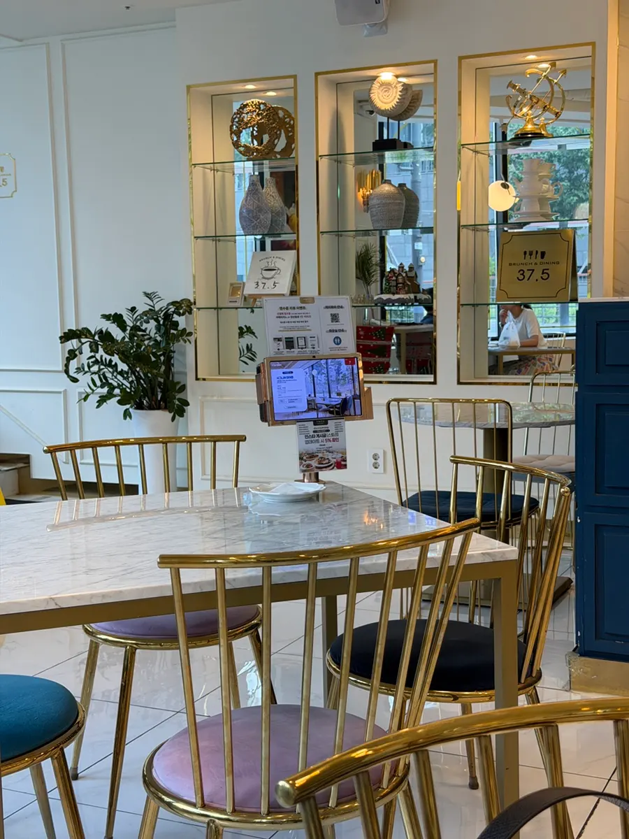 Bright and pleasant brunch restaurant space