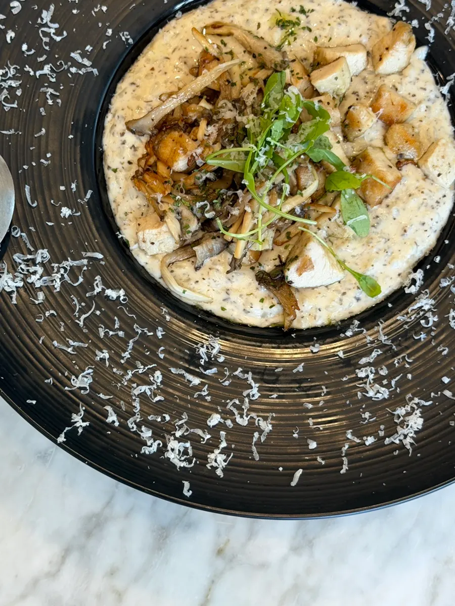 Truffle chicken cream risotto with mushroom flavor