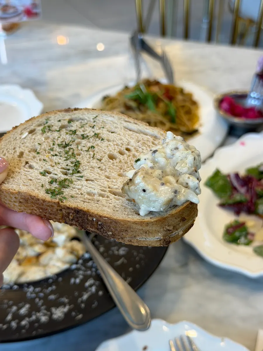 Rye bread topped with risotto sauce