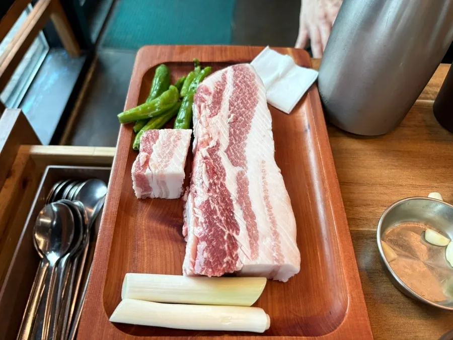 불판에 올린 길돈 꽃삼겹