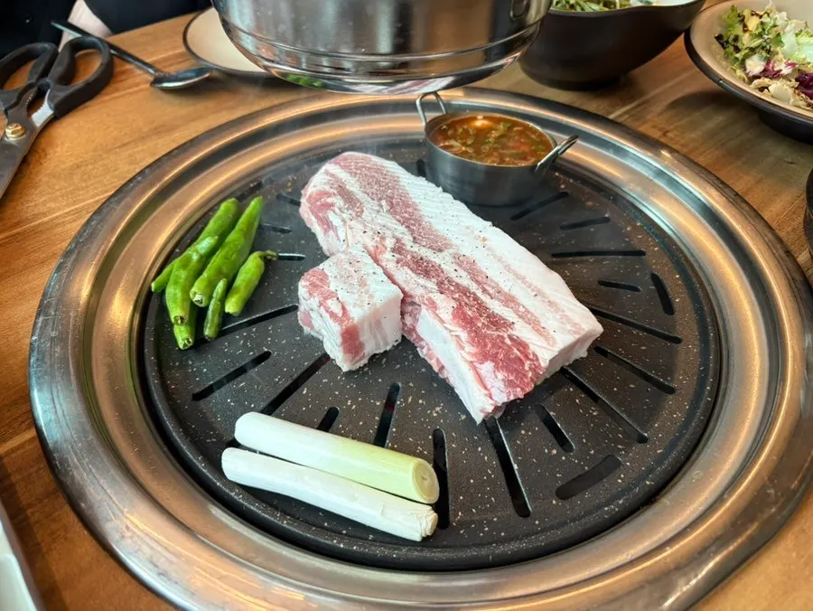 직접 구워주는 꽃삼겹 굽는 모습