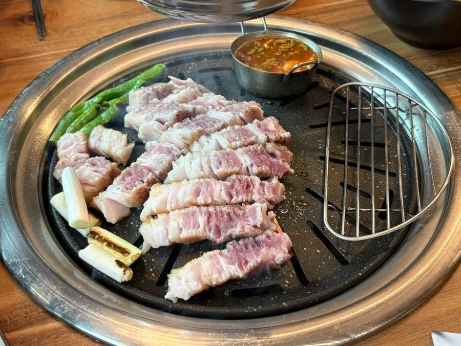 불판 위에서 익어가는 꽃삼겹