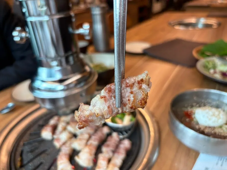 잘 익은 꽃삼겹 한 점