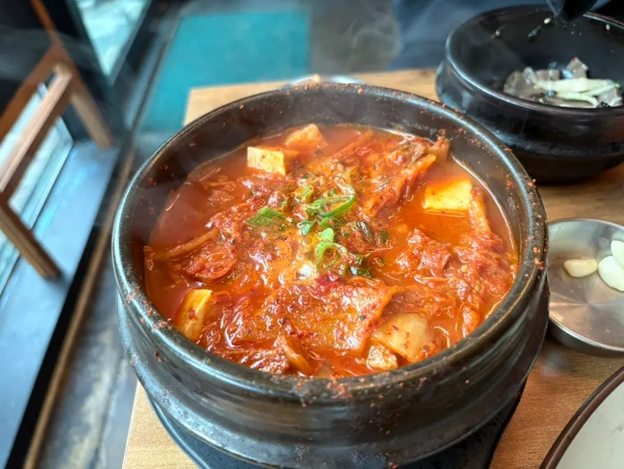 고기가 푸짐하게 든 숙성김치찌개