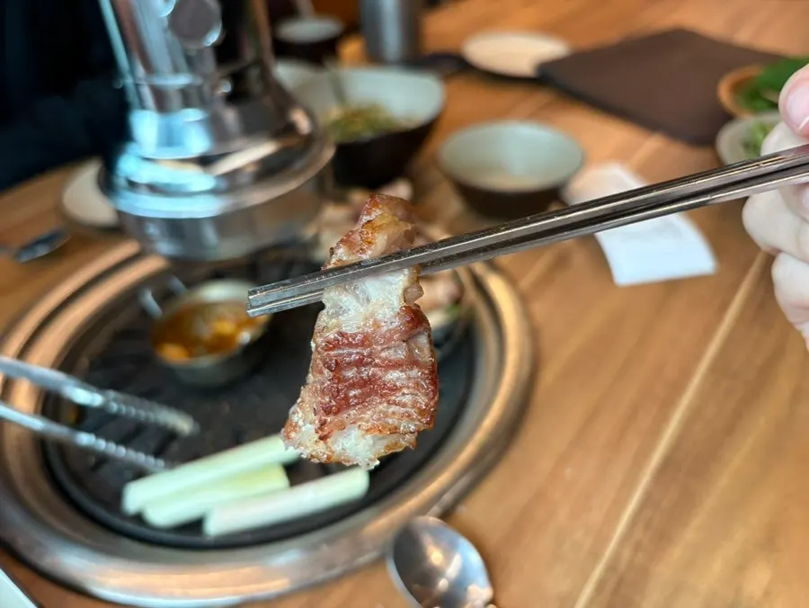 부드럽게 구워진 꽃삼겹