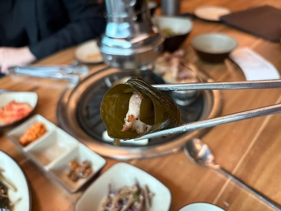 꽃삼겹과 숙성김치찌개가 놓인 테이블