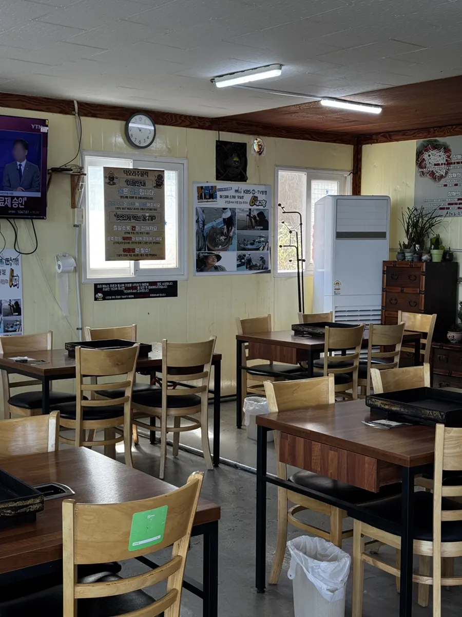 Interior of Deok Ori Jumulleok with hot plates set up