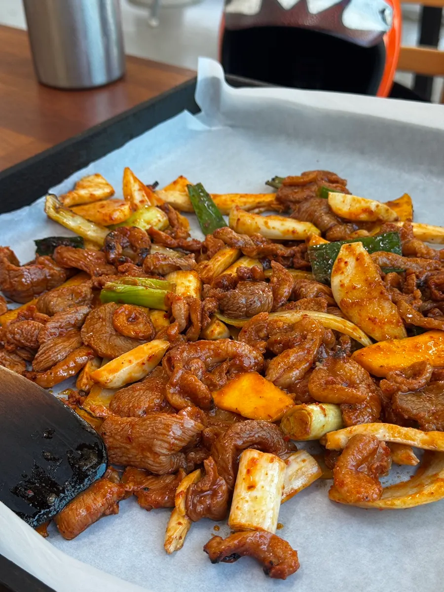 Pre-grilled duck jumulleok moved to the hot plate