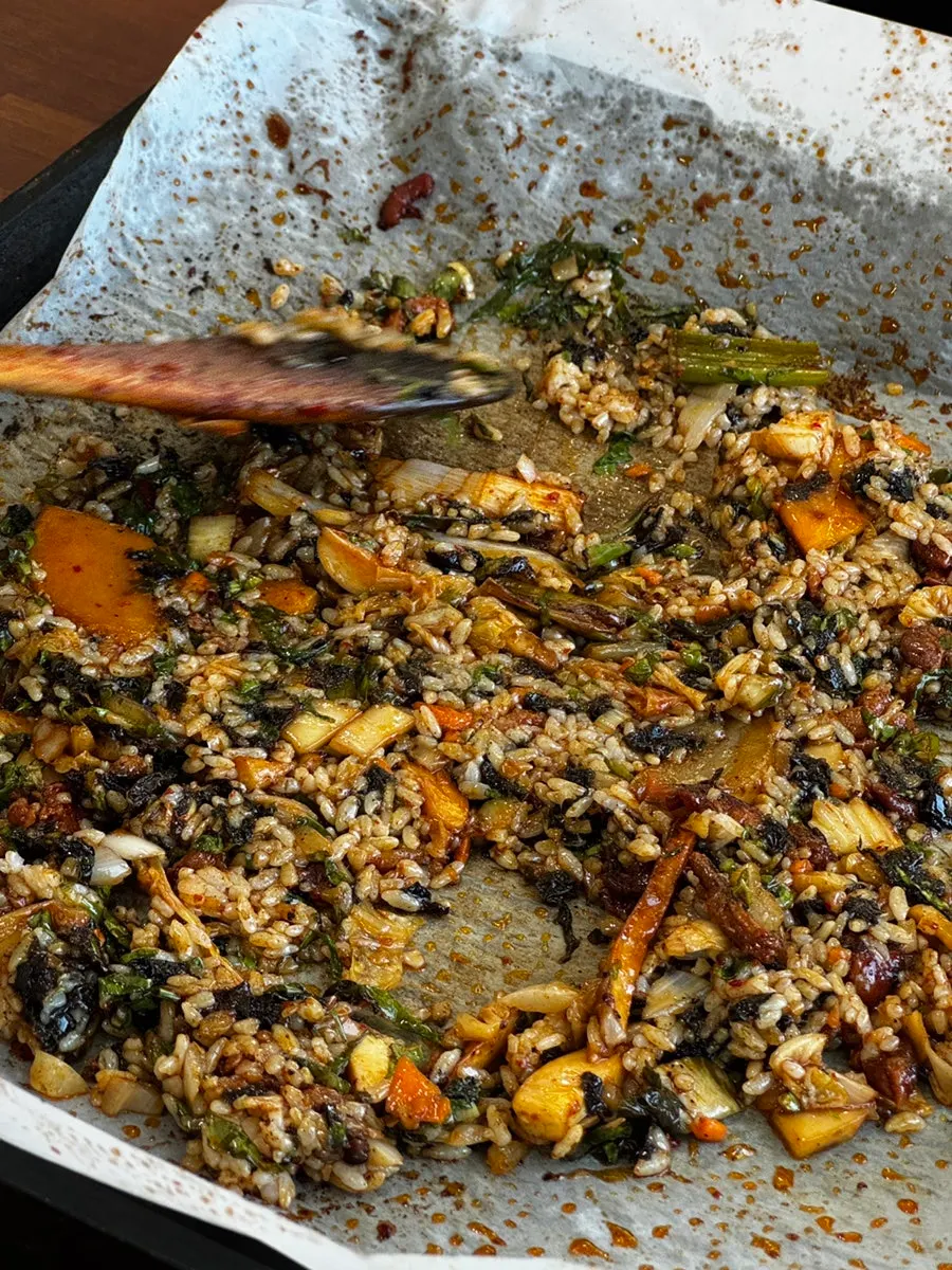 Frying leftover duck and sauce into fried rice