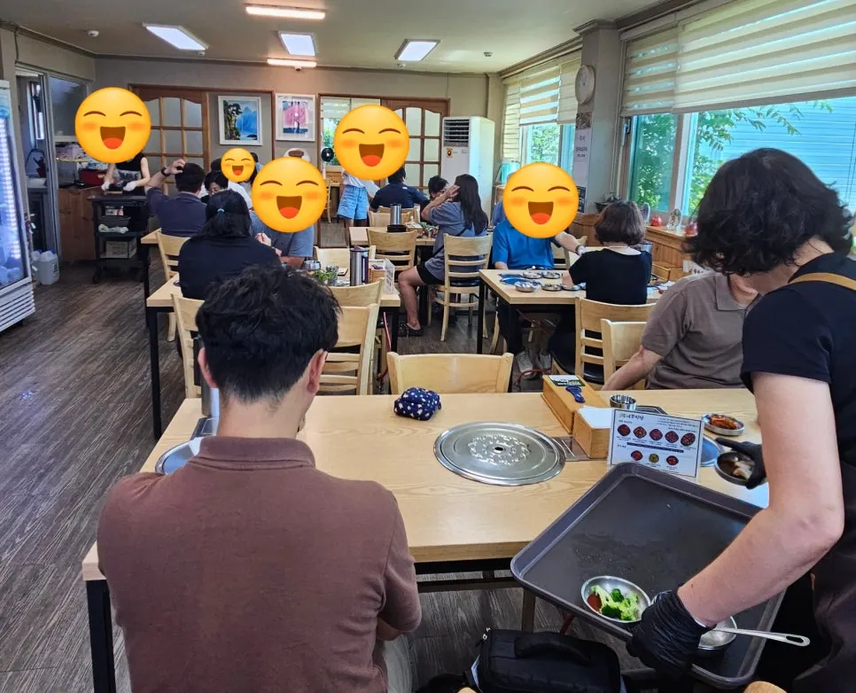 Sonamu Sikdang dining hall packed on a weekday lunch