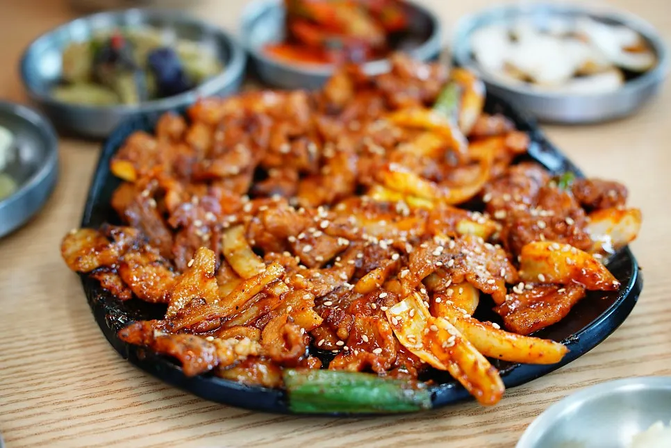 Seasoned grate-grilled bulgogi on the grill