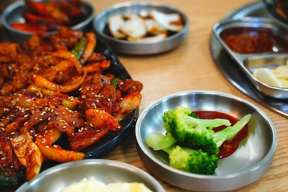 Full table of briquette-grilled seasoned bulgogi