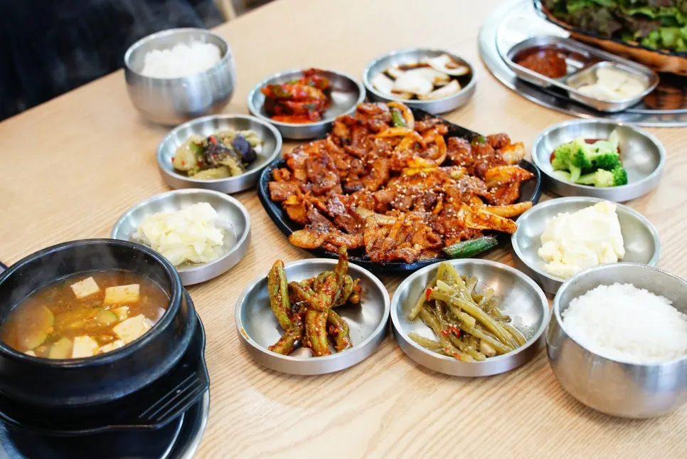 Grate-grilled bulgogi picked up with chopsticks