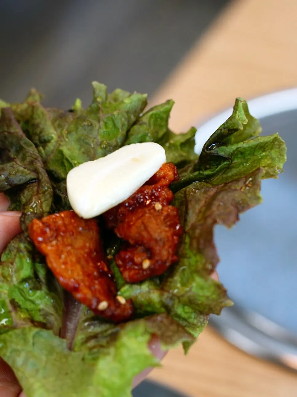 Close-up of smoke-scented seasoned grate-grilled bulgogi
