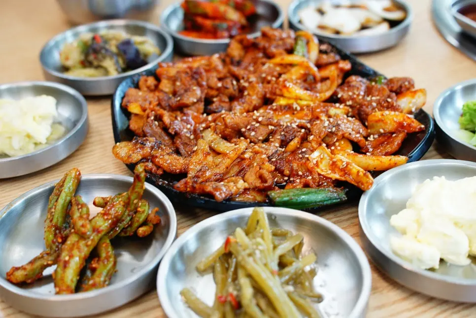 Table spread with 8 side dishes
