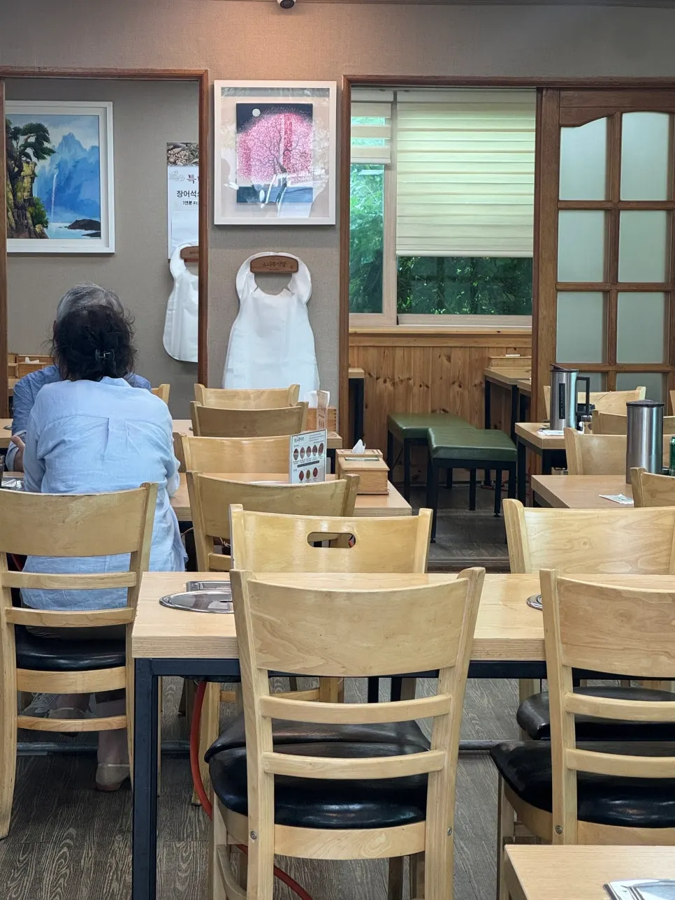 소나무식당 입구와 안내판