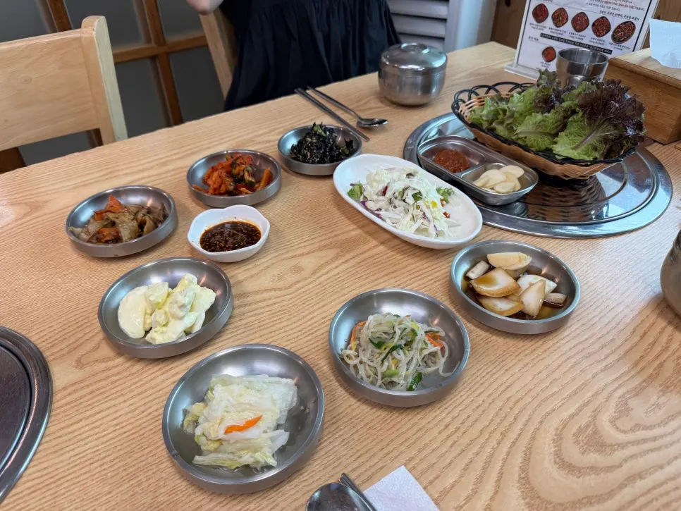 주문 후 차려진 밑반찬 상차림