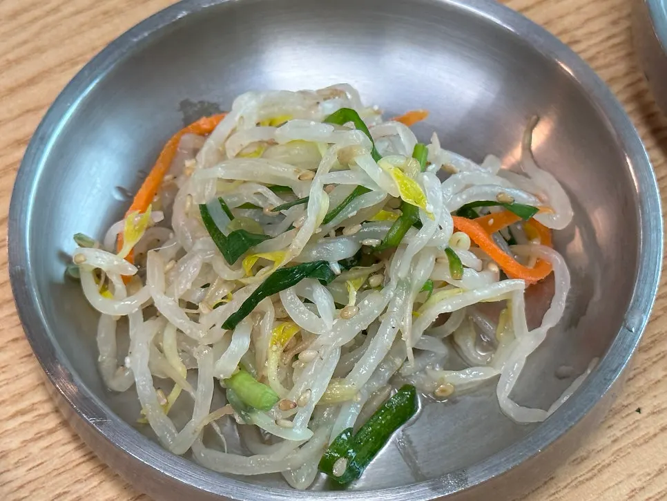 정갈하게 담긴 기본 찬