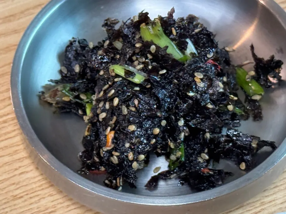 8첩으로 깔린 밑반찬 전체 상