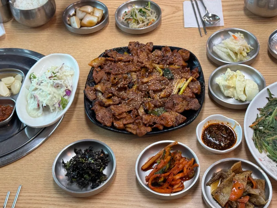 상추와 쌈 채소가 놓인 테이블