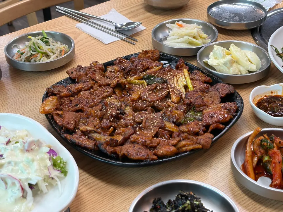 연탄에 구워 나온 양념 석쇠불고기