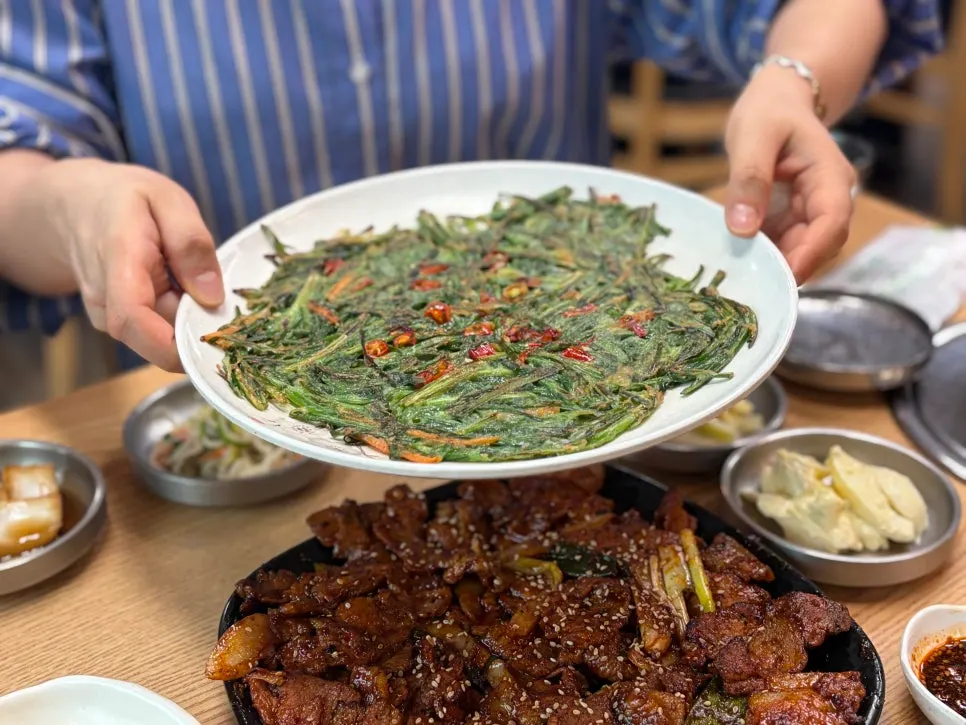 쌈을 싸 먹기 직전의 석쇠불고기
