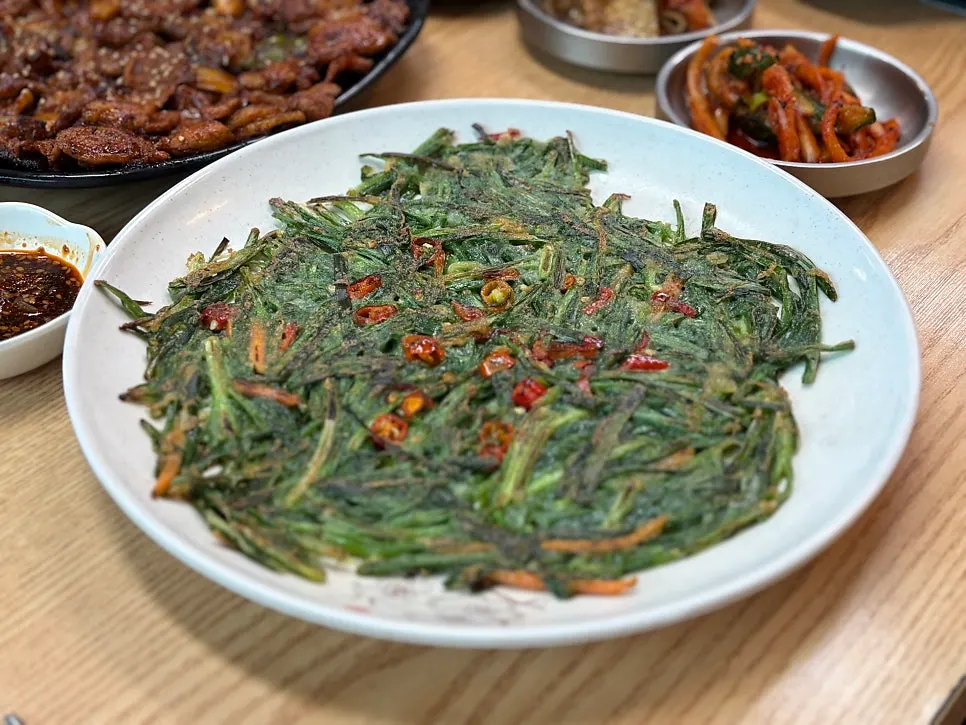 사이드로 주문한 바삭한 부추전