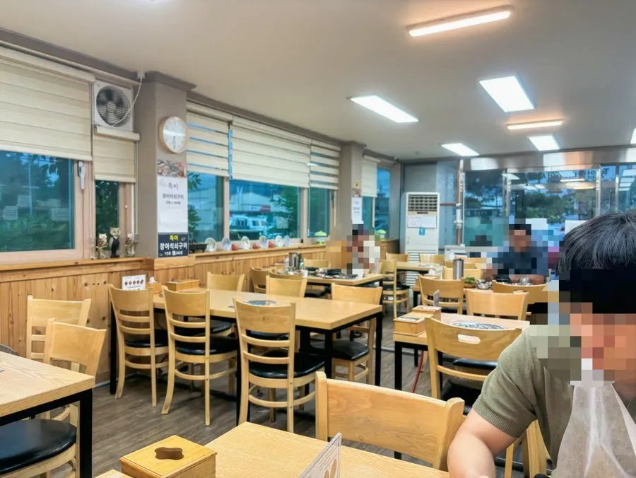 테이블이 많은 소나무식당 내부
