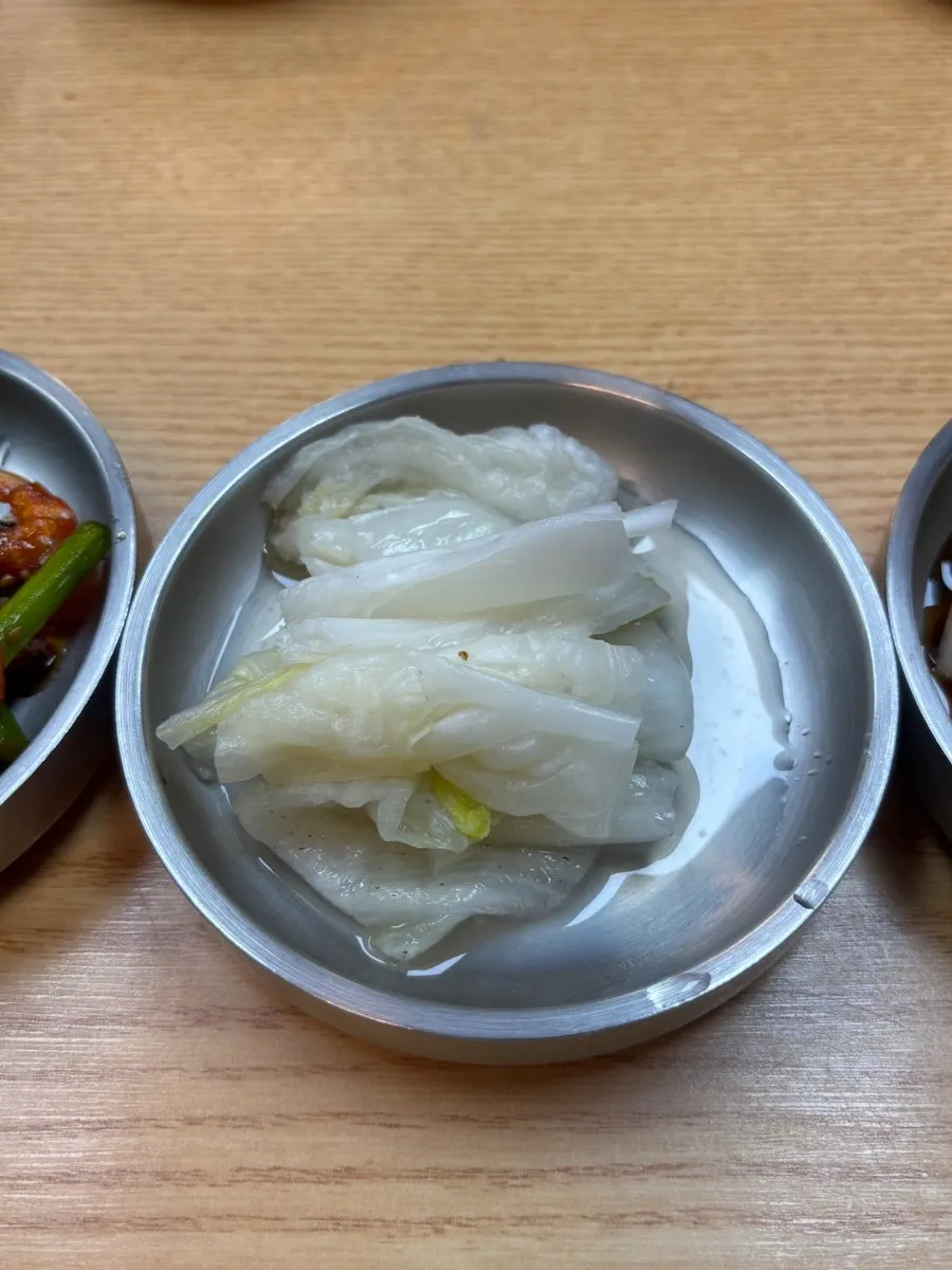 소나무식당 밑반찬 접시 클로즈업
