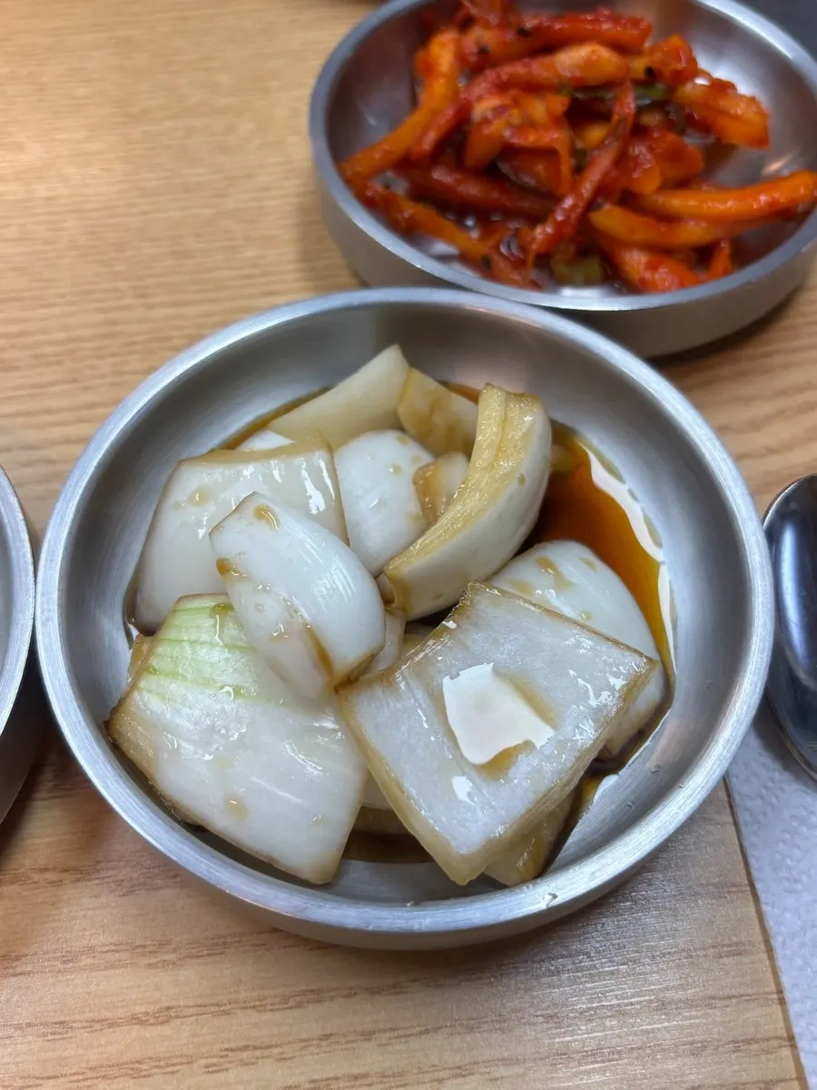정갈하게 담긴 반찬 그릇