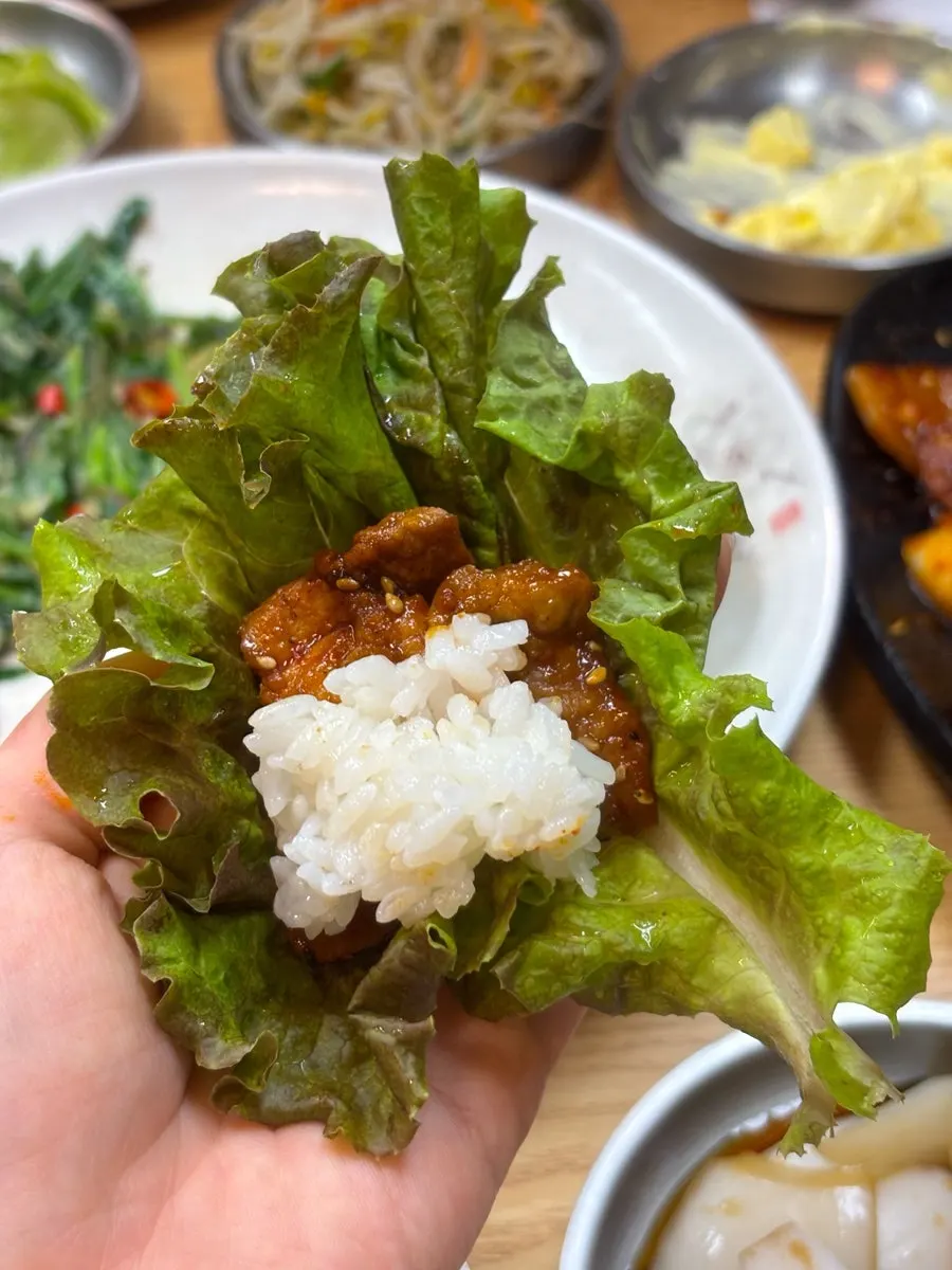 상추에 석쇠불고기 올린 쌈