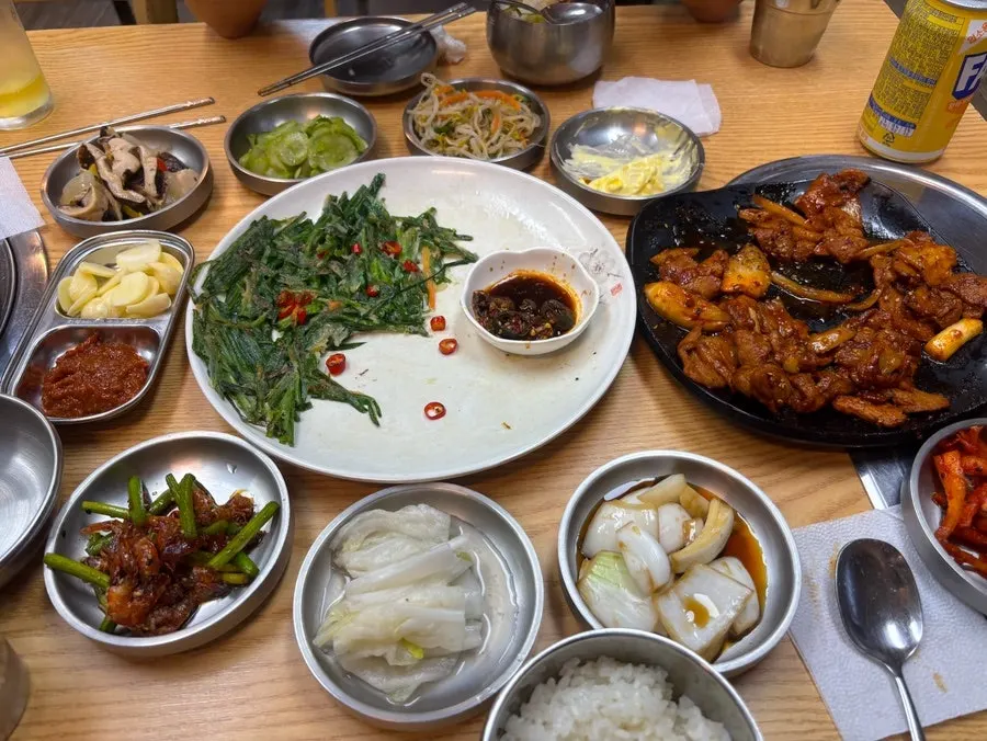 석쇠불고기와 반찬이 놓인 식사 마무리 상