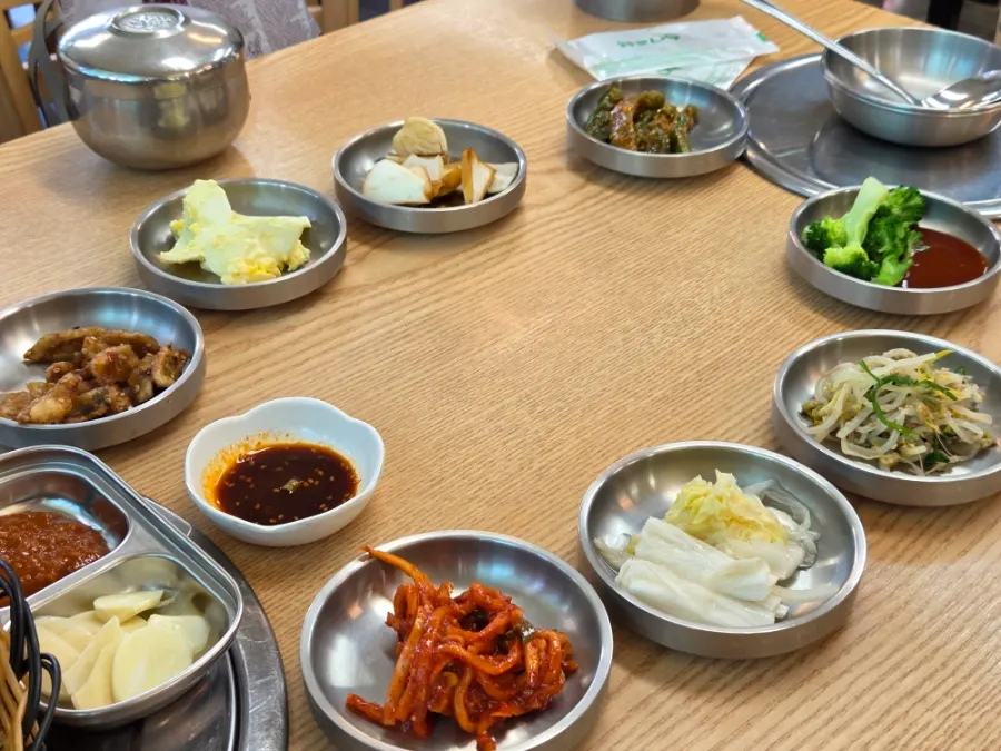 Basic side dishes arranged in a circle at Sonamu Sikdang
