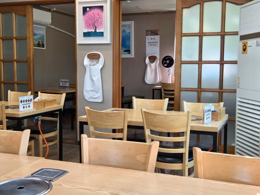 Dining hall tables at Sonamu Sikdang during lunch hour