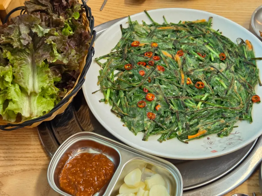 Picking up a piece of grilled deodeok