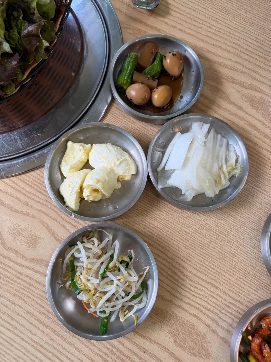 즉석에서 무쳐 나온 나물 밑반찬