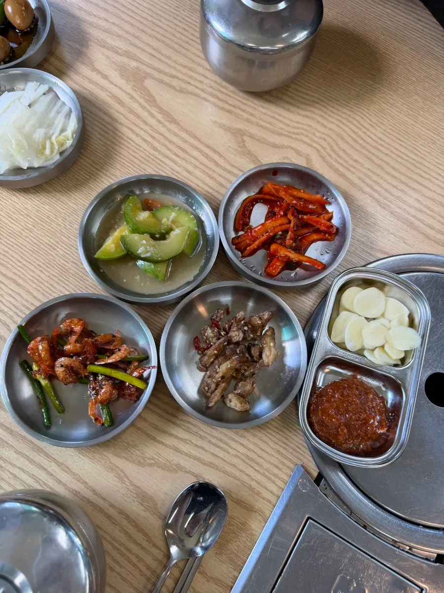 메추리알장조림과 계란사라다 등 반찬