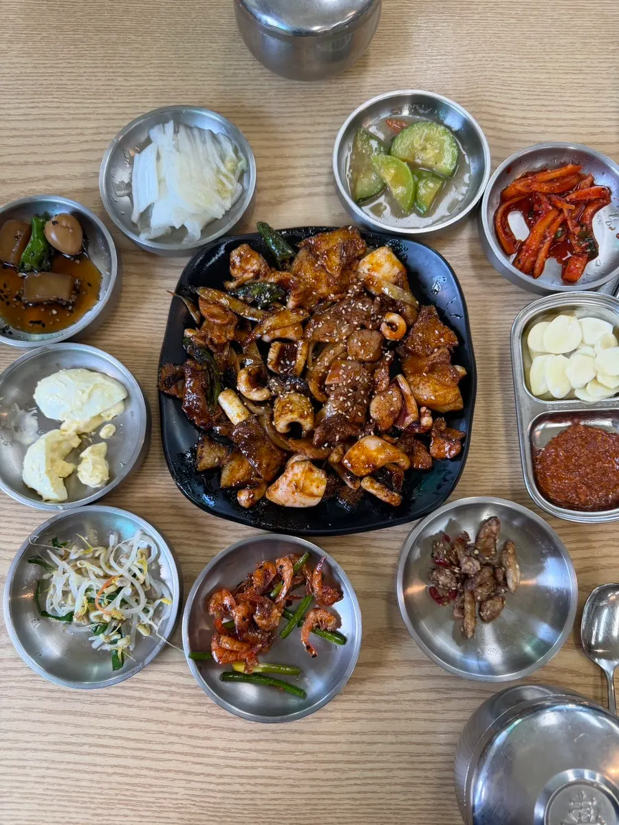 반찬으로 채워진 식탁