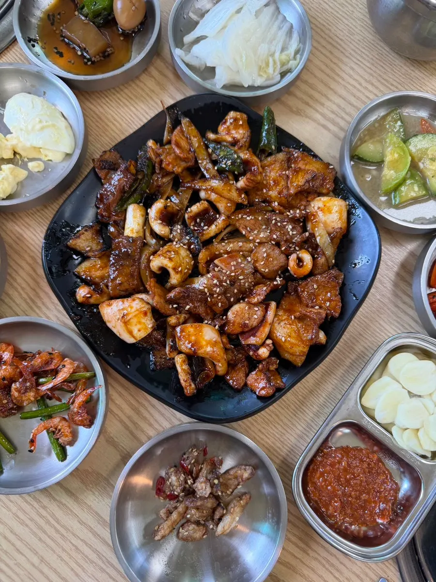 백김치와 건새우볶음 반찬 접시
