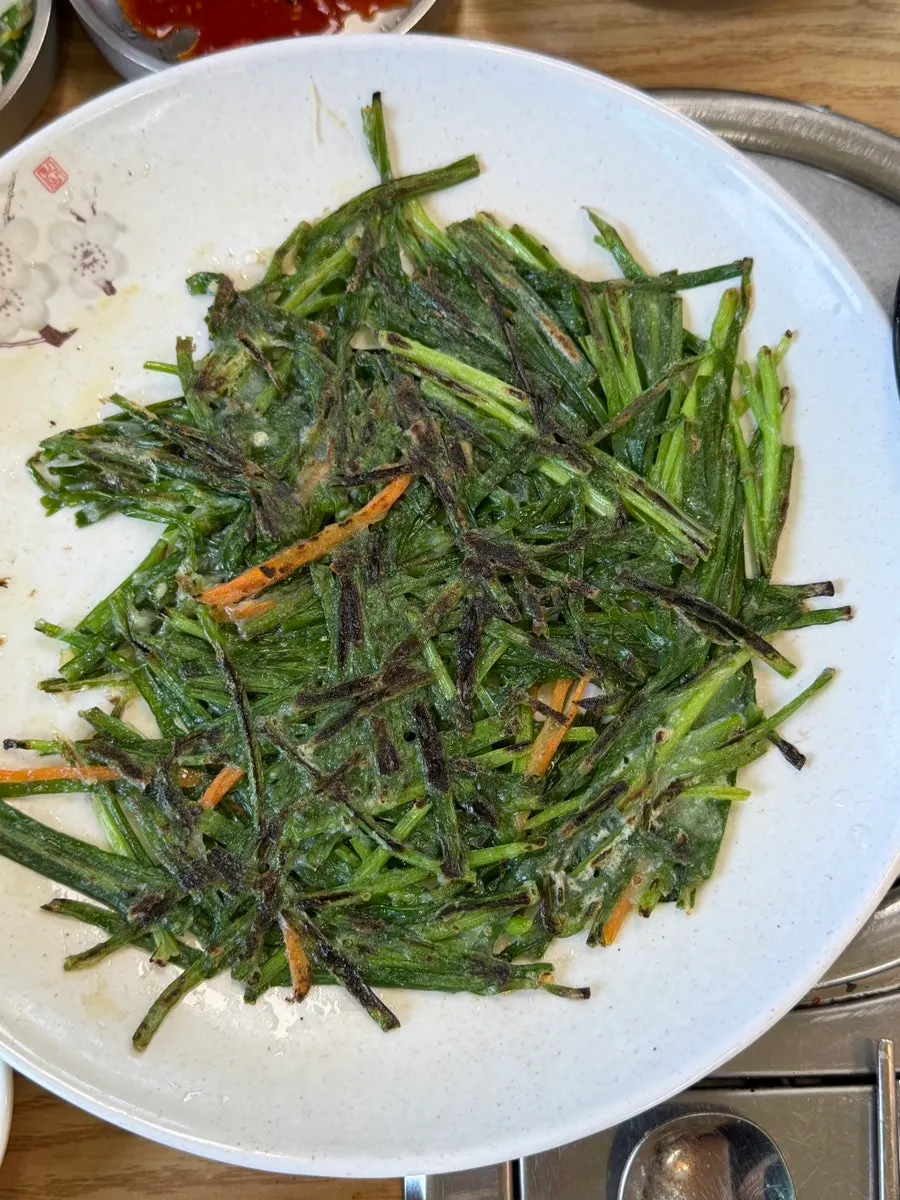 얇고 바삭한 부추전 단면