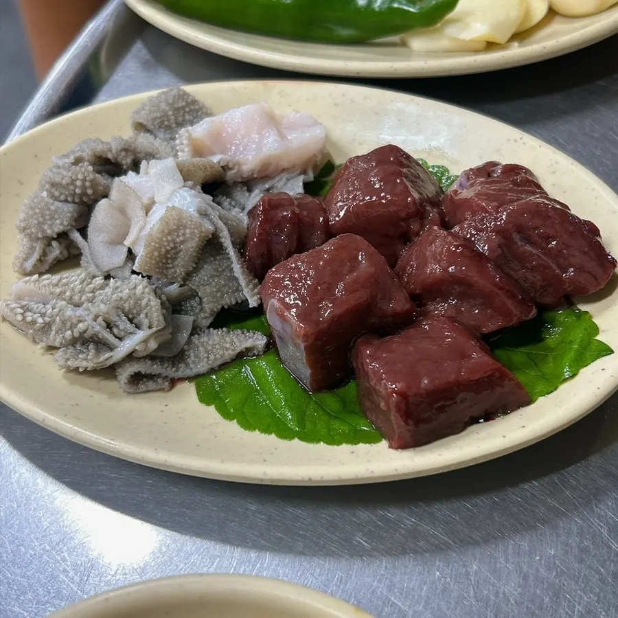 테이블에 깔린 밑반찬 접시