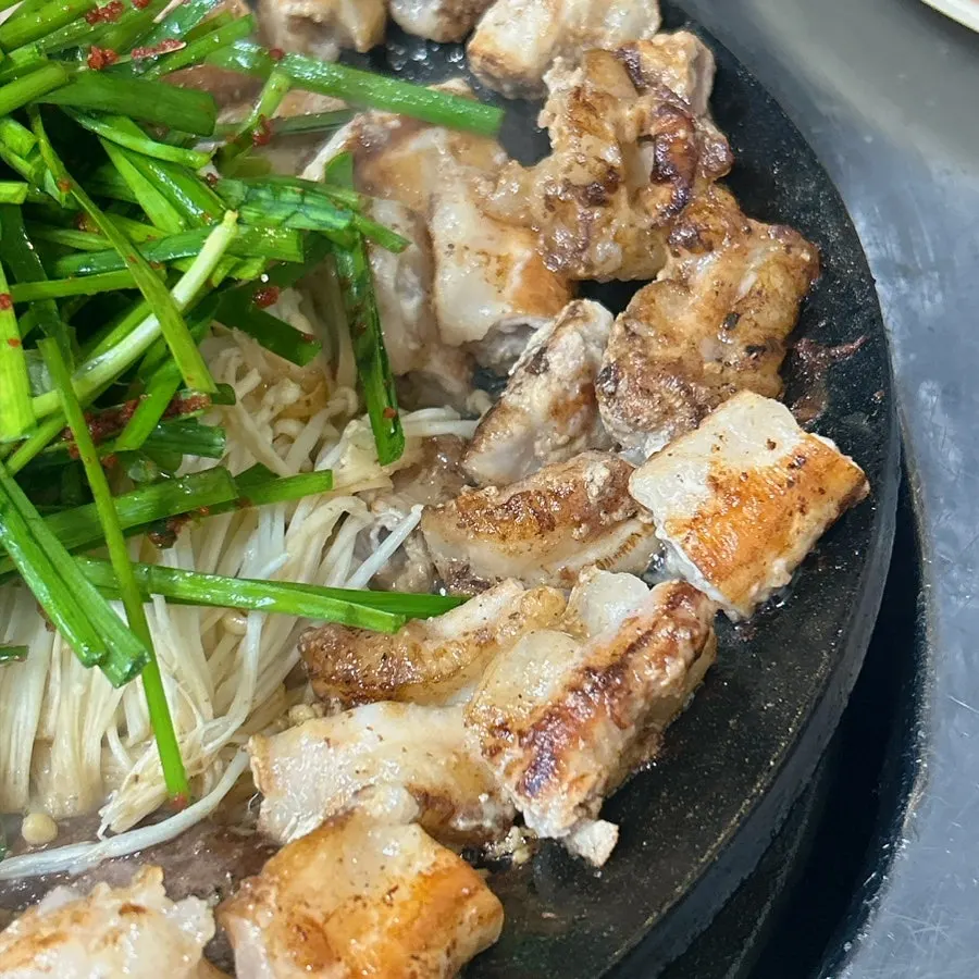 불판 위에서 노릇하게 익어가는 곱창