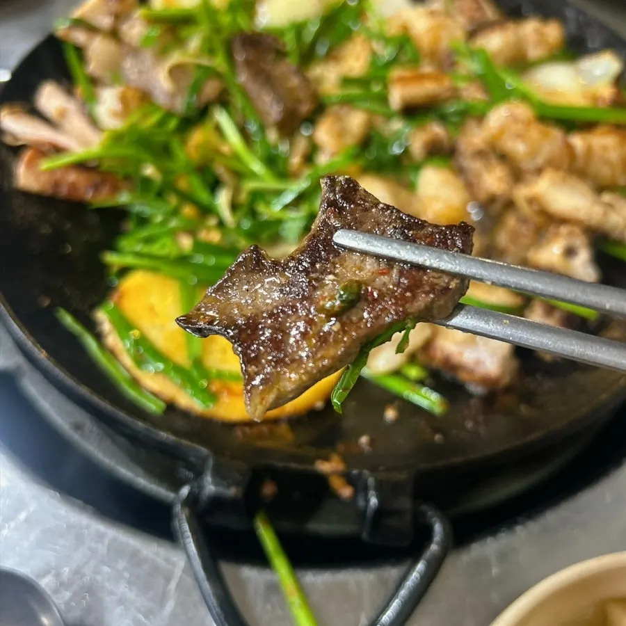 잘 익은 모듬곱창 클로즈업