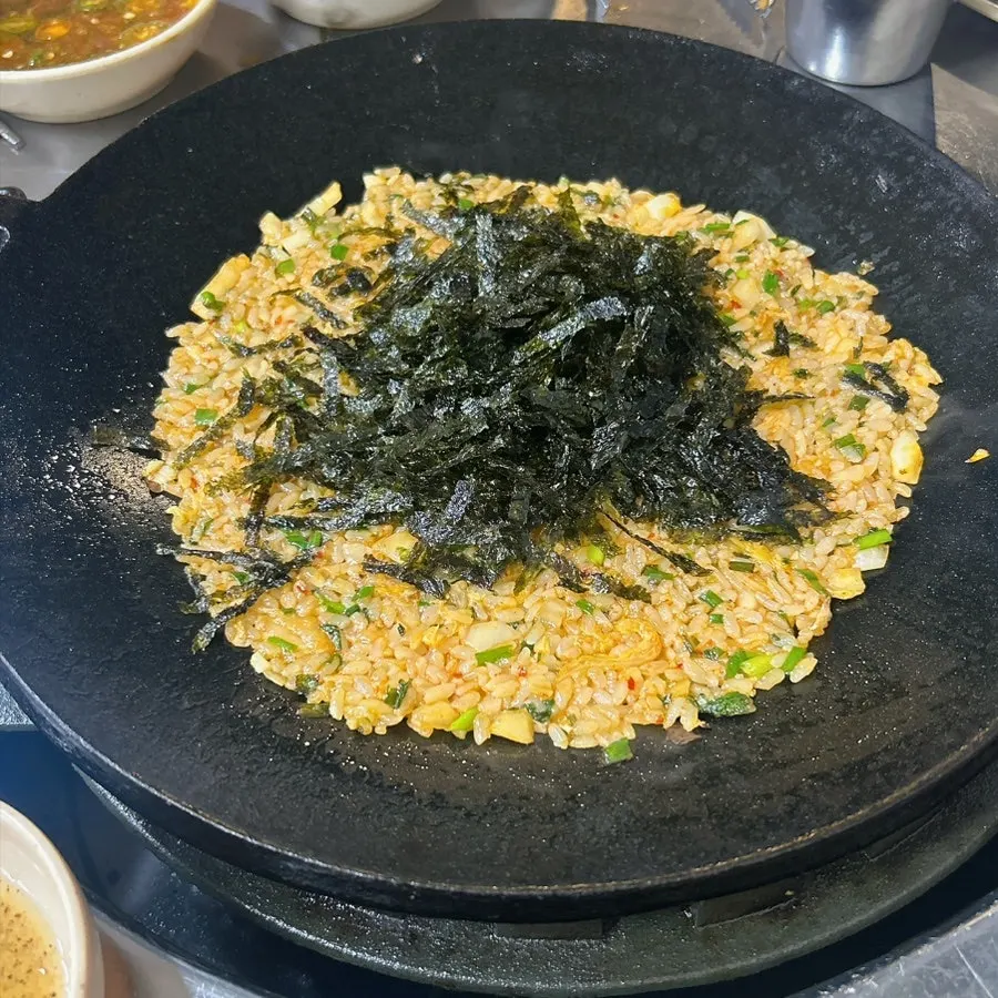 다 익은 곱창과 밑반찬이 놓인 상