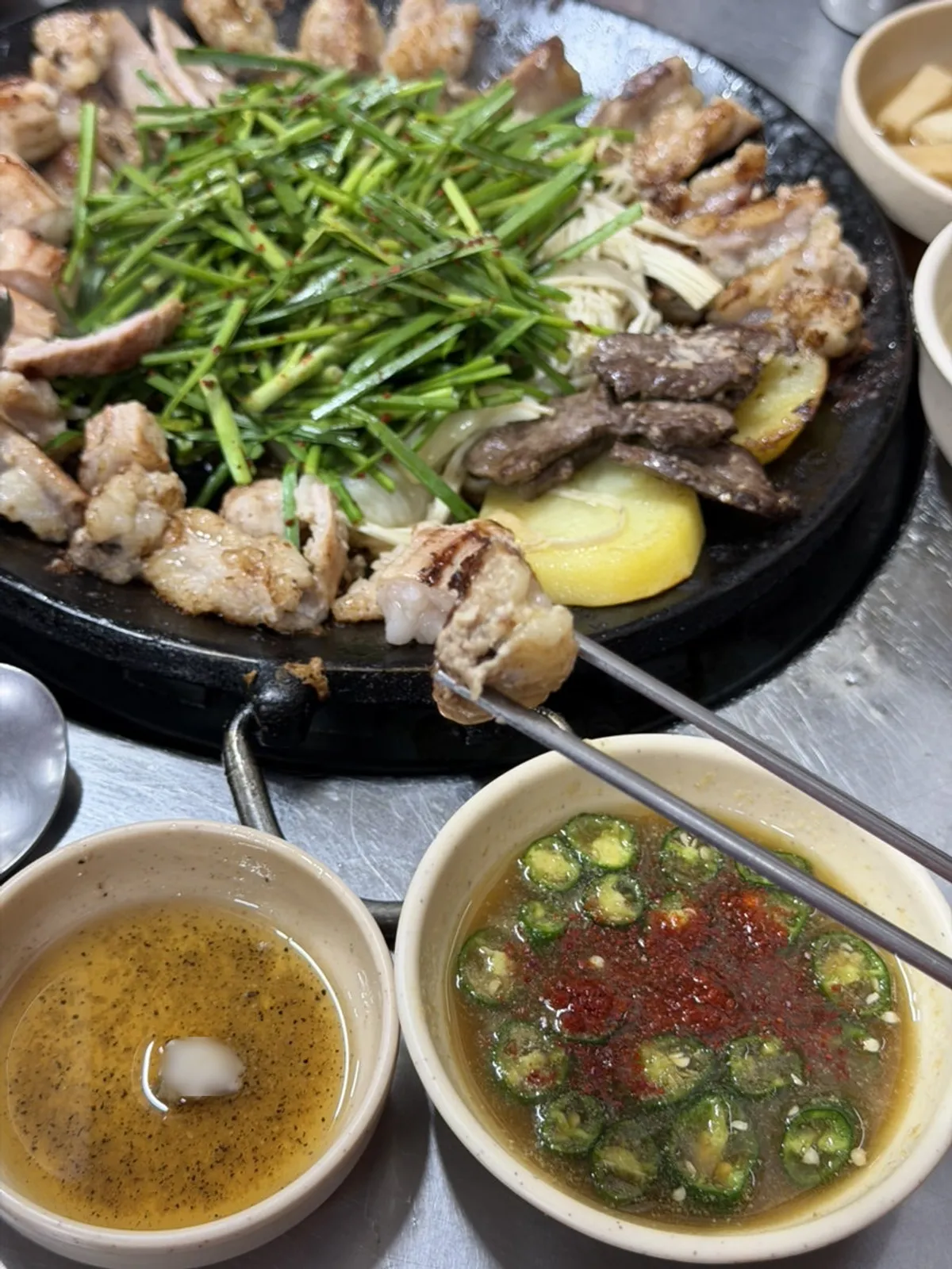 A full plate of already-grilled mixed and plain gopchang