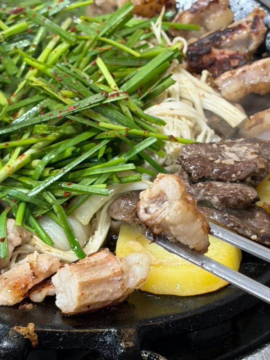 Grilled gopchang served with chives and mushrooms