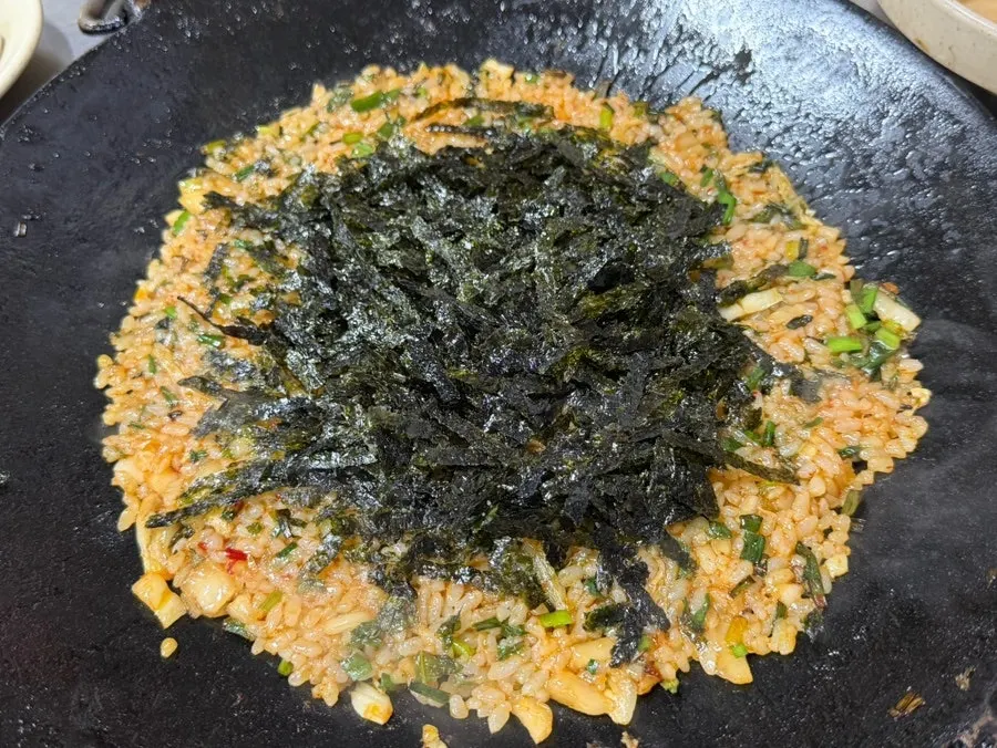 A table enjoying the grilled gopchang meal